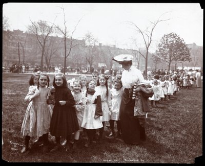 Kinderen in een lange rij geleid door een vrouw op Arbor Day in Tompkins Square Park, New York, 1904 door Byron Company